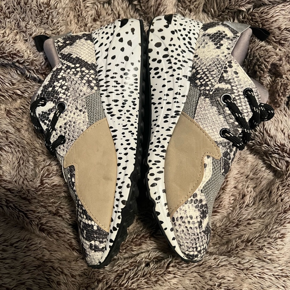 Steve Madden Tennis Shoes Unique size 9.5